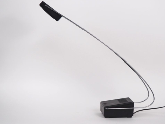 Vente aux enchères Lampe de bureau vintage en plastique noir et métal chromé, réglable. H