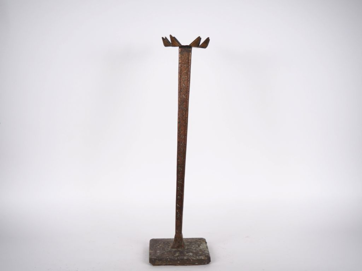 Cendrier moderniste en bronze se terminant en forme de fleur épanouie.