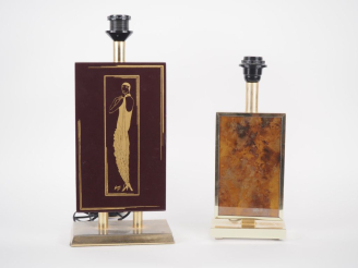 Vente aux enchères Lampe vintage de style Art Déco à décor d'une élégante sur fond rouge.