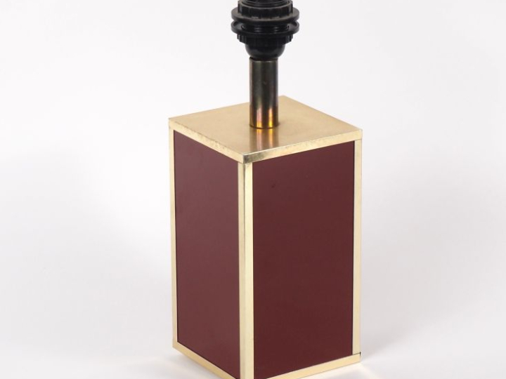 Lampe moderne en laiton doré sur fond rouge. H. 34 cm.