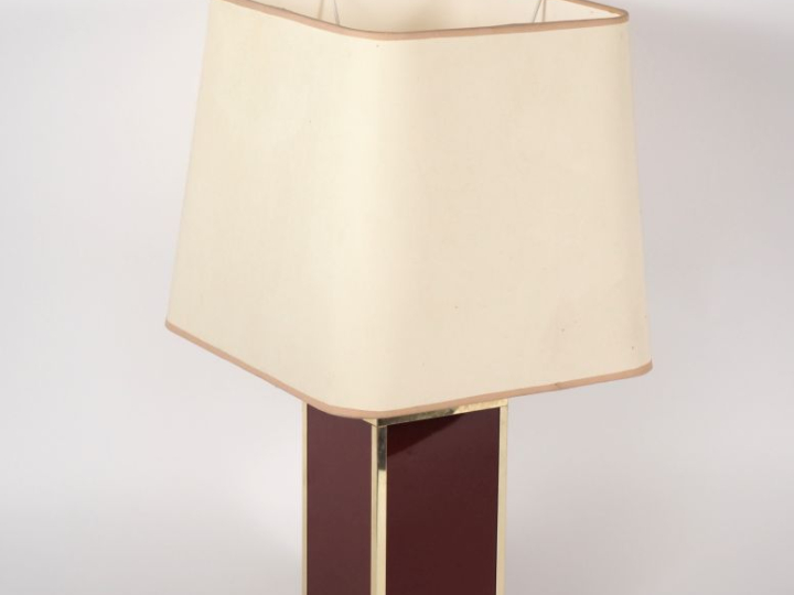 Lampe moderne en laiton doré sur fond rouge. H. 34 cm.