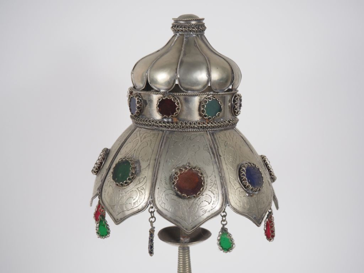 Lampe de style Afrique du nord en métal argenté à décor de cabochons d