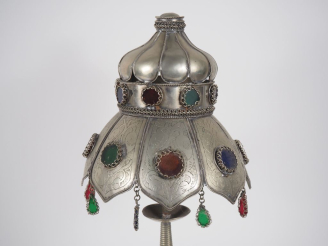 Vente aux enchères Lampe de style Afrique du nord en métal argenté à décor de cabochons d