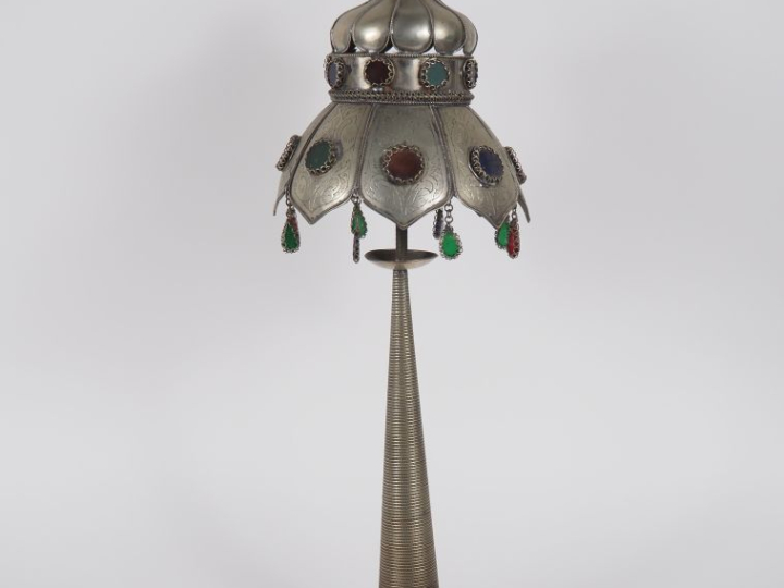 Lampe de style Afrique du nord en métal argenté à décor de cabochons d