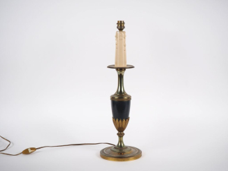 Vente aux enchères Lampe de style Empire en laiton vert et doré en forme de pique-cierge.