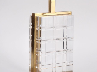 Vente aux enchères Lampe années 60 en verre et laiton doré, décor géométrique. H. 40 cm.