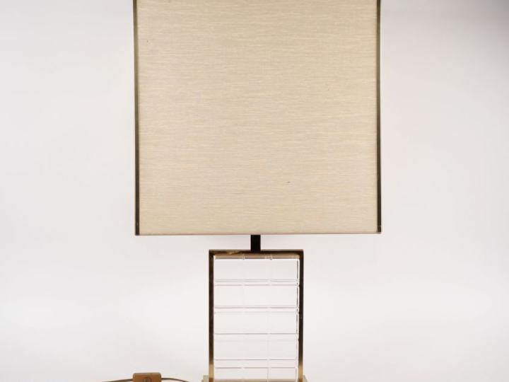 Lampe années 60 en verre et laiton doré, décor géométrique. H. 40 cm.