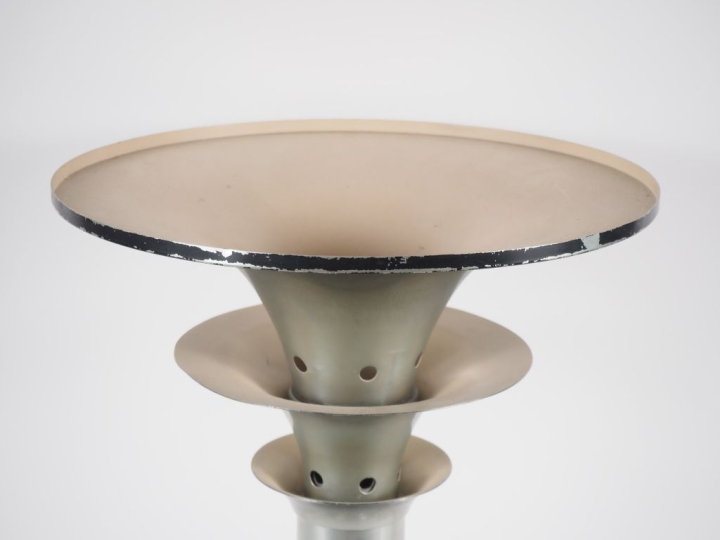 Lampe années 70 en métal chromé de forme tulipe. H. 46 cm.