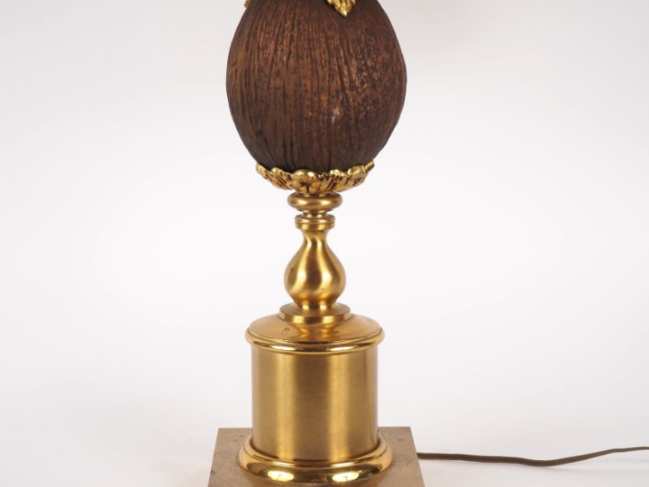 MAISON CHARLES (dans le goût de). Lampe "noix de coco" en laiton doré.