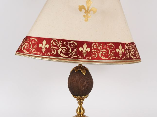 MAISON CHARLES (dans le goût de). Lampe "noix de coco" en laiton doré.