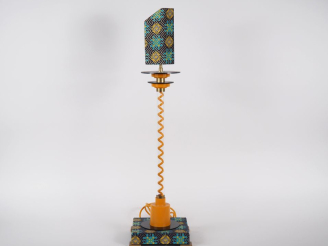 Vente aux enchères MEMPHIS (dans le goût de). Lampe en métal laqué, plastique et textile.