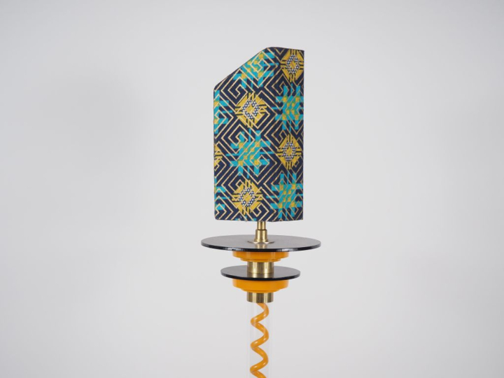 MEMPHIS (dans le goût de). Lampe en métal laqué, plastique et textile.