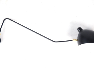 Vente aux enchères Applique design en métal laqué noir, éclairant à une lumière. Dim. 105