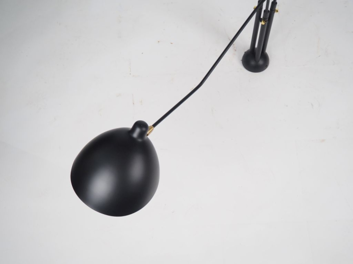 Plafonnier design en métal laqué noir, éclairant à trois lumières mobi