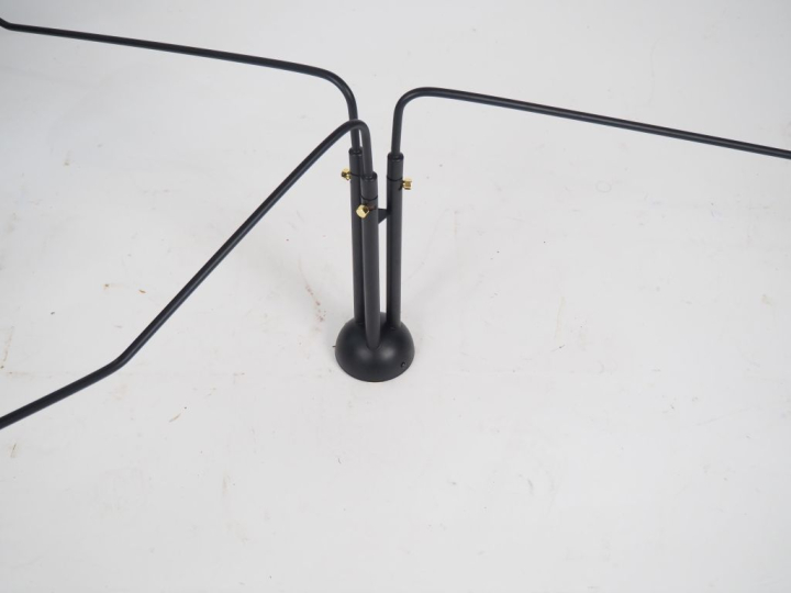 Plafonnier design en métal laqué noir, éclairant à trois lumières mobi