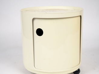Vente aux enchères ANNA CASTELLI. Pour KARTELL.  Desserte roulante. Dim. 44 x 42 cm
