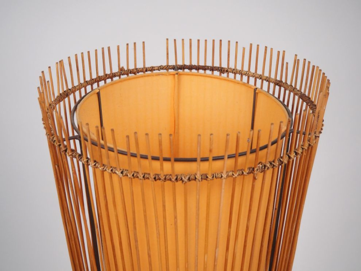 Lampadaire "Kobe" en bois et textile ajouré, piétement métallique. H. 