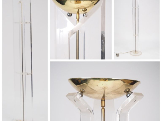 Vente aux enchères 2 différents lampadaires années 70 en laiton doré et plexiglass, éclai