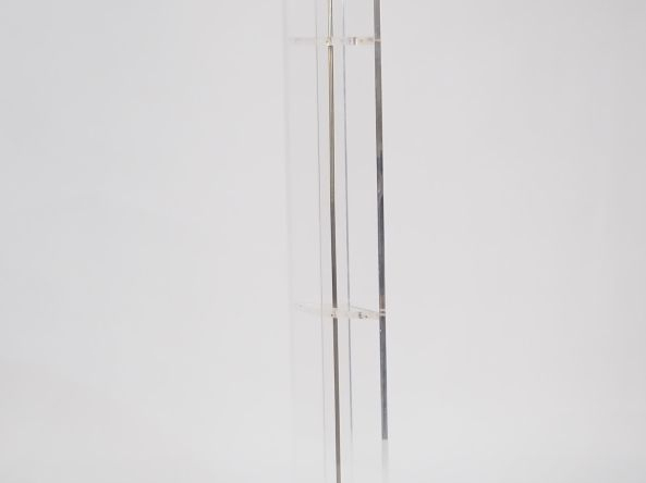 2 différents lampadaires années 70 en laiton doré et plexiglass, éclai