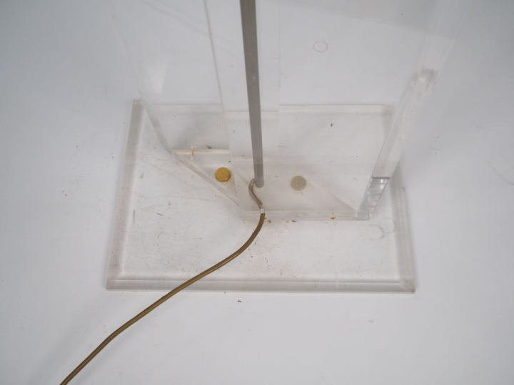 2 différents lampadaires années 70 en laiton doré et plexiglass, éclai