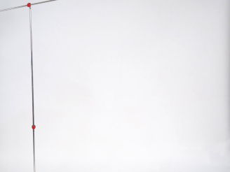 Vente aux enchères DE PAS.  Lampadaire articulé "Cisafare" en métal chromé et laqué rouge