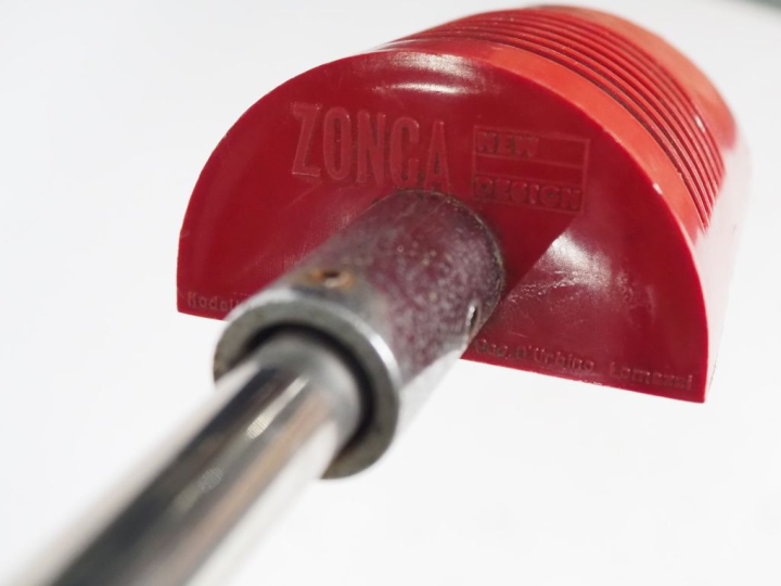 DE PAS.  Lampadaire articulé "Cisafare" en métal chromé et laqué rouge