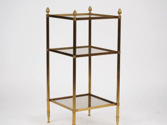 Vente aux enchères Bout de canapé années 70 en laiton doré, de style Louis XVI à décor de