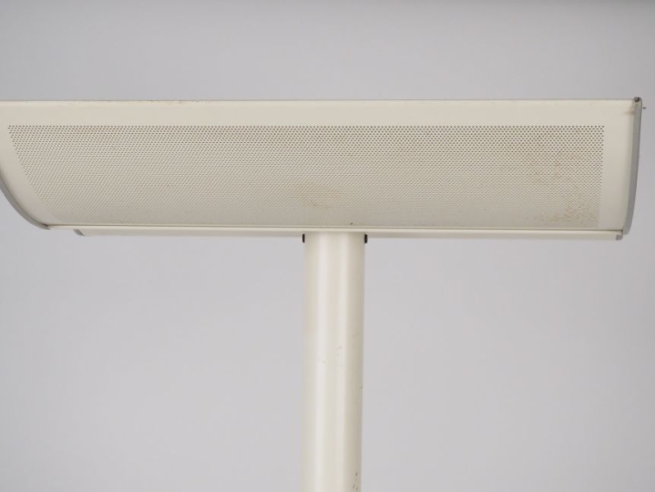 LUXO.  Lampadaire en métal laqué blanc et noir, éclairant à quatre lum