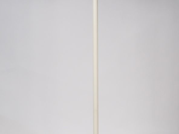 LUXO.  Lampadaire en métal laqué blanc et noir, éclairant à quatre lum