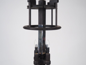 Vente aux enchères Robert GUILLERME et Jacques CHAMBON.  Lampadaire en bois noirci, éclai