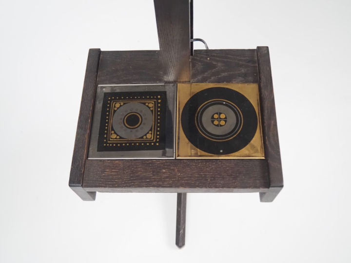 Robert GUILLERME et Jacques CHAMBON.  Lampadaire en bois noirci, éclai