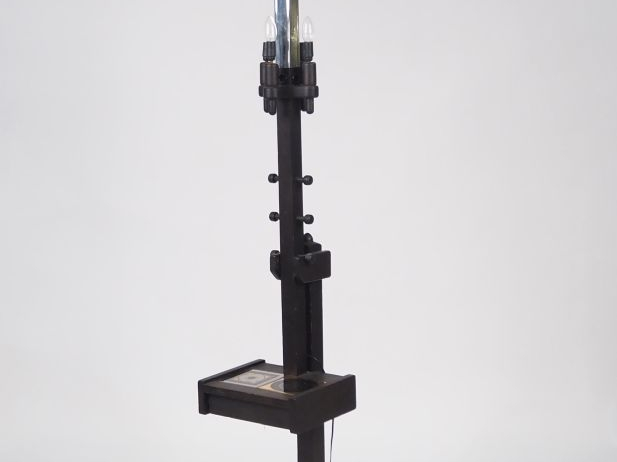 Robert GUILLERME et Jacques CHAMBON.  Lampadaire en bois noirci, éclai