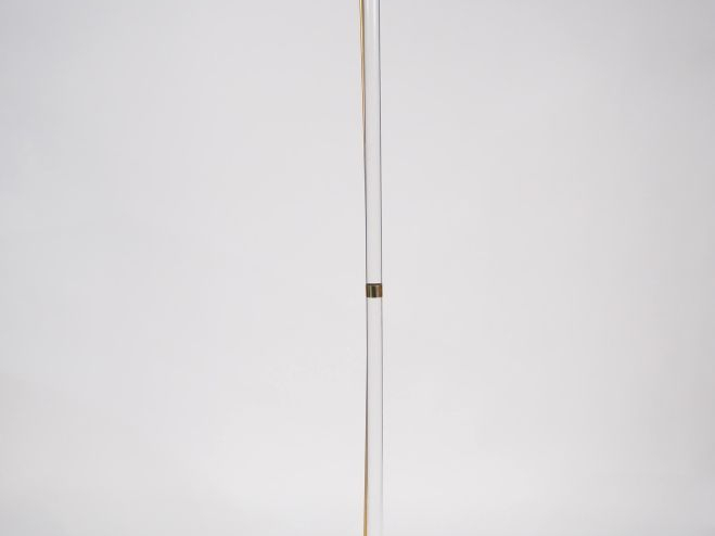 Lampadaire années 70 en laiton doré et plexiglass, fut cylindrique, éc