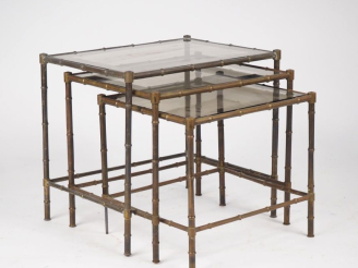 Vente aux enchères Suite de trois tables gigognes années 70 en laiton et verre, à l'imita