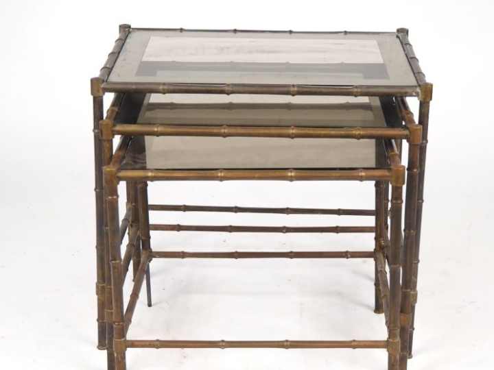 Suite de trois tables gigognes années 70 en laiton et verre, à l'imita