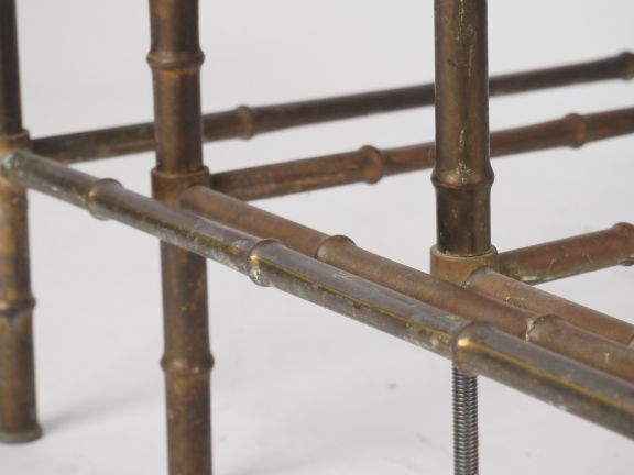 Suite de trois tables gigognes années 70 en laiton et verre, à l'imita