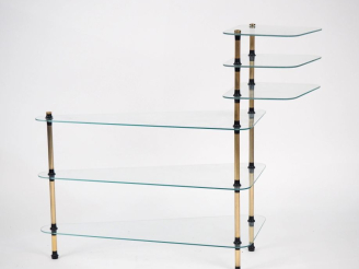 Vente aux enchères Desserte années 70 en verre et laiton, à 6 plateaux. Dim. 83 x 104 x 3