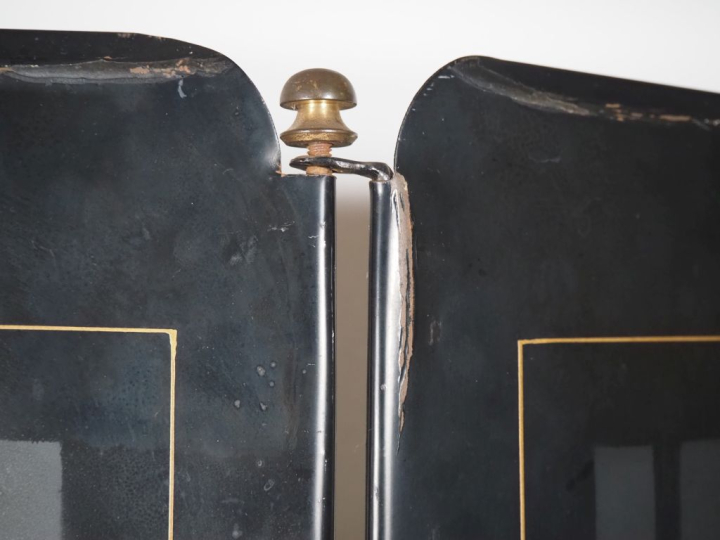 Paravent années 70 de style Art Déco en métal laqué noir et doré, à dé