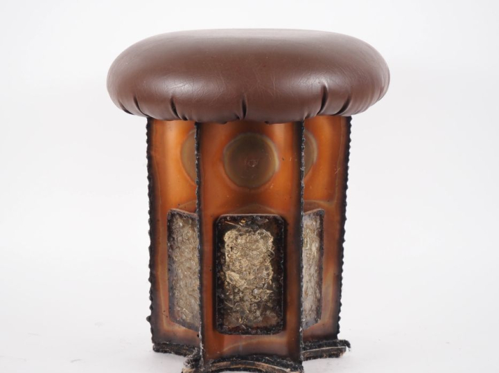 Tabouret années 60 en métal patiné et plaques de résines. H. 43 cm.