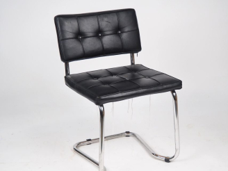 Vente aux enchères Chaise de bureau design en skaï noir et piétement en métal chromé.