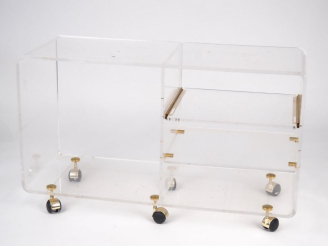 Vente aux enchères David LANGE Pour OMGE Desserte roulante années 70 en plexiglass à deux