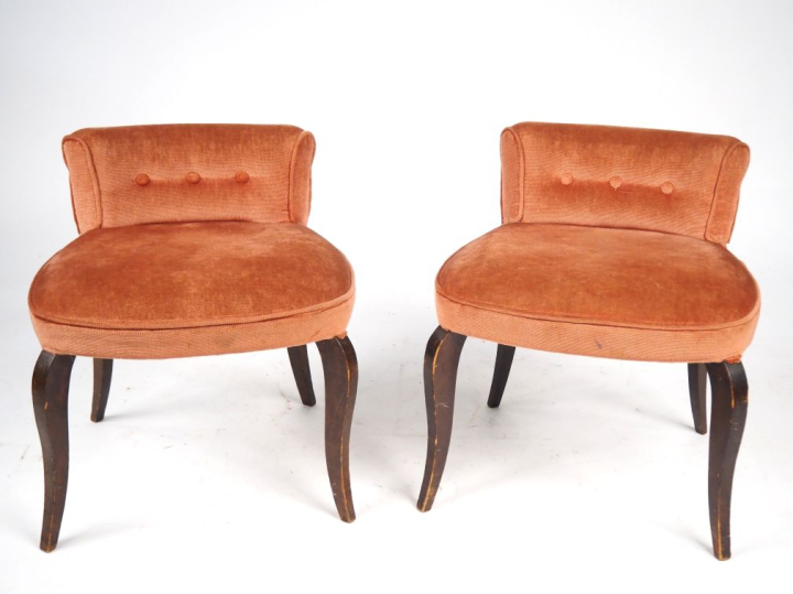 Paire de chauffeuses années 80 en bois, garniture de velours rose, pie