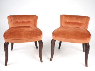 Vente aux enchères Paire de chauffeuses années 80 en bois, garniture de velours rose, pie