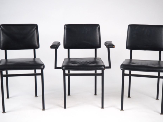 Vente aux enchères Deux chaises et un fauteuil design, garniture de simili cuir noir, ass