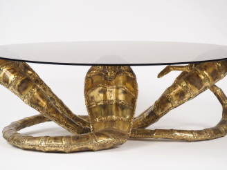 Vente aux enchères Henri FERNANDEZ. Table basse lumineuse "cobra" en laiton doré, les yeu