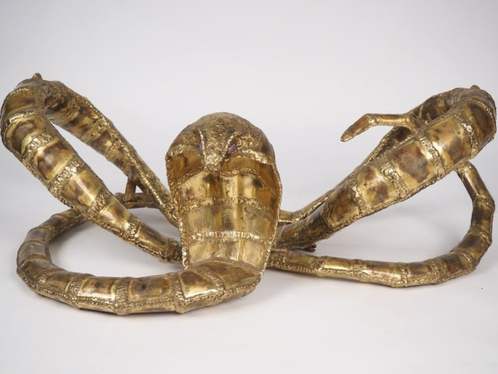 Henri FERNANDEZ. Table basse lumineuse "cobra" en laiton doré, les yeu