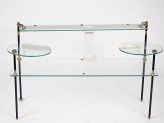 Vente aux enchères Desserte années 70 en verre, laiton et métal laqué noir, à trois plate