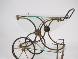 Vente aux enchères BAGUES (?) Desserte roulante années 70 en laiton et verre, à quatre pl