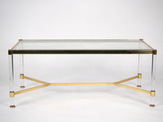 Vente aux enchères Table basse années 70 en laiton doré et plexiglass, plateau verre, qua