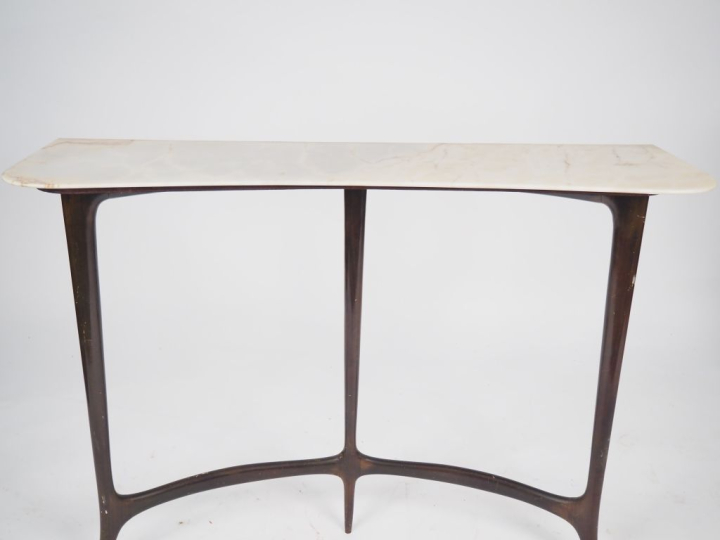 EZIO MINOTTI. Console d'applique en onyx et bois, piétement tripode Di